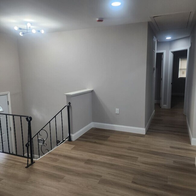 Foto del edificio - A Spacious 4 bedroom house for Rent !!!