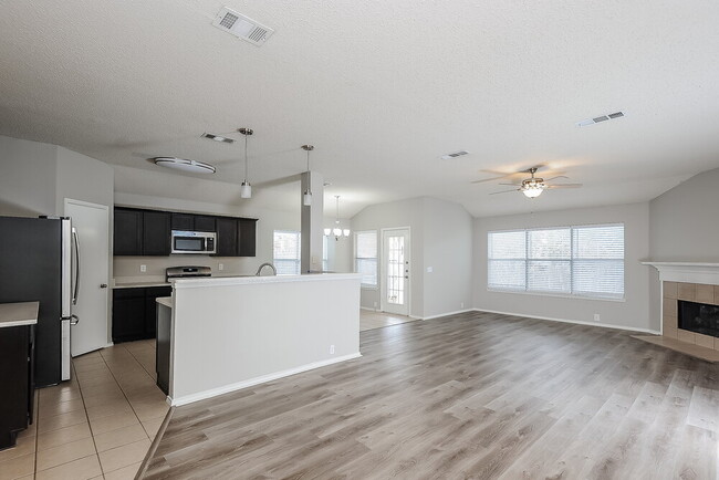 Building Photo - 833 Lariat Dr