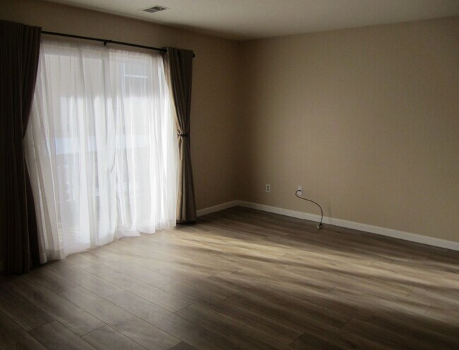Foto del edificio - Lovely 2 Bedroom, 1 Bathroom Condo in Cast...