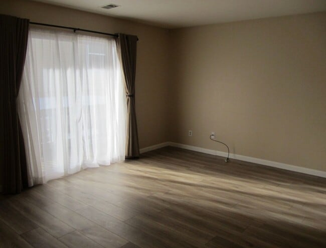 Building Photo - Lovely 2 Bedroom, 1 Bathroom Condo in Cast...
