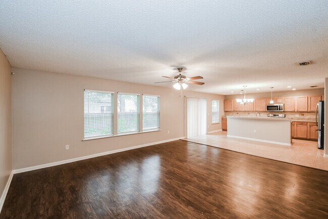 Foto del edificio - 2427 Brian Lakes Dr E