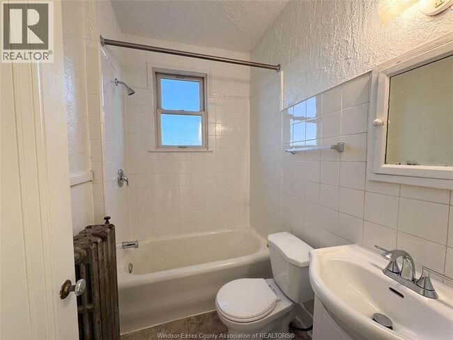 Photo du bâtiment - 710 Giles Blvd E