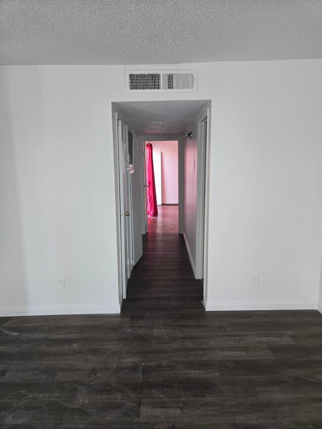 Building Photo - 1402 E Desert Inn Rd