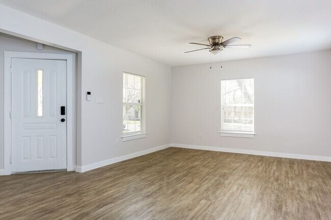 Building Photo - 611 John Page Dr