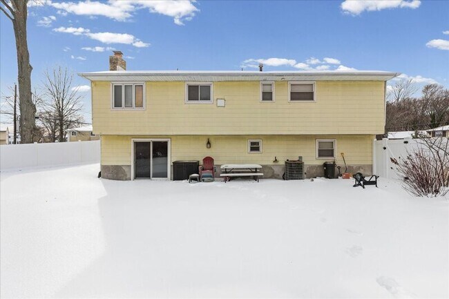 Foto del edificio - 5 Knollwood Dr