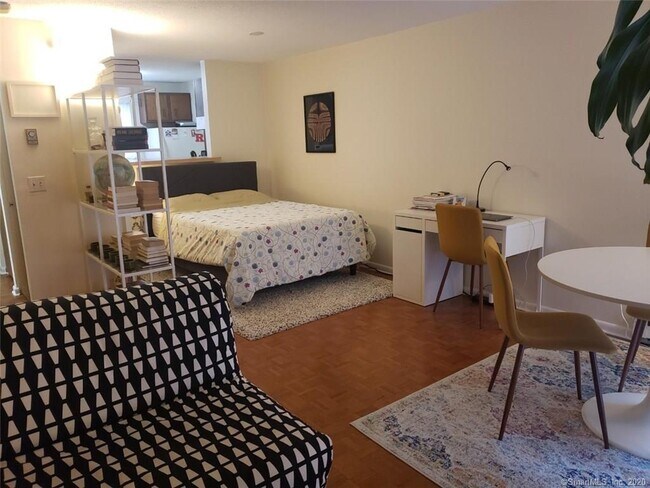 Foto del edificio - 181 Loomis Dr