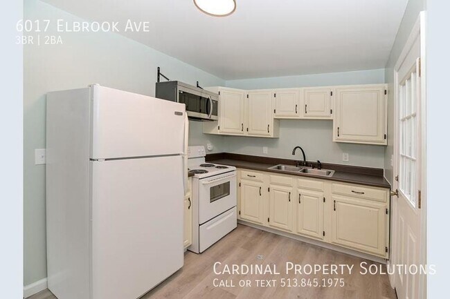 Foto del edificio - FULLY RENOVATED & SPACIOUS 3-BEDROOM HOUSE