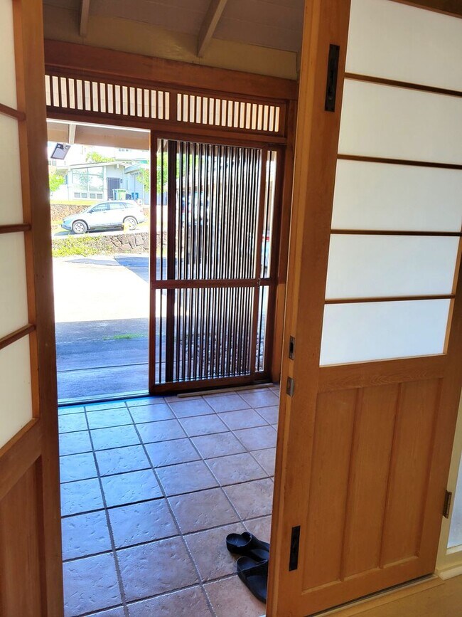Building Photo - Aiea - Large 3 bedrooms, 2 bath house - Av...