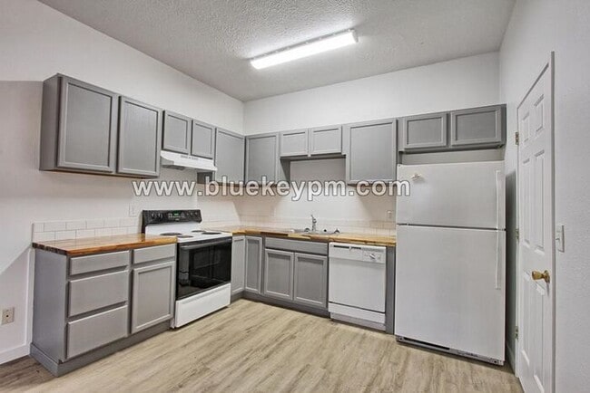 Building Photo - 1 Bed, 1 Bath Duplex Unit in Parkrose