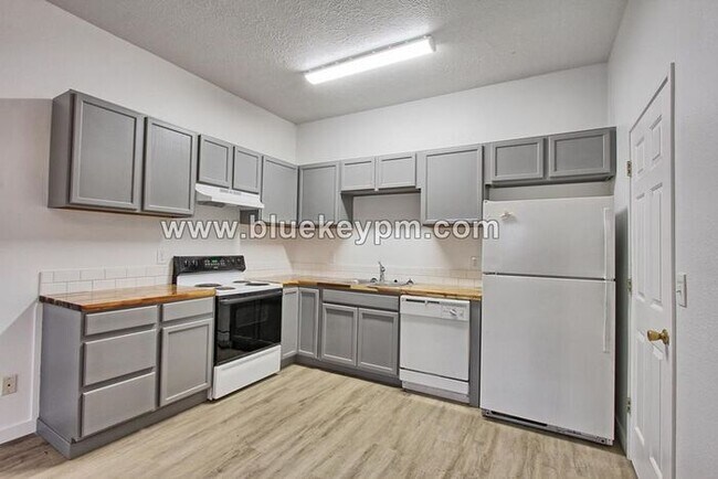 Building Photo - New Remodel! 1 Bed, 1 Bath Duplex Unit in ...