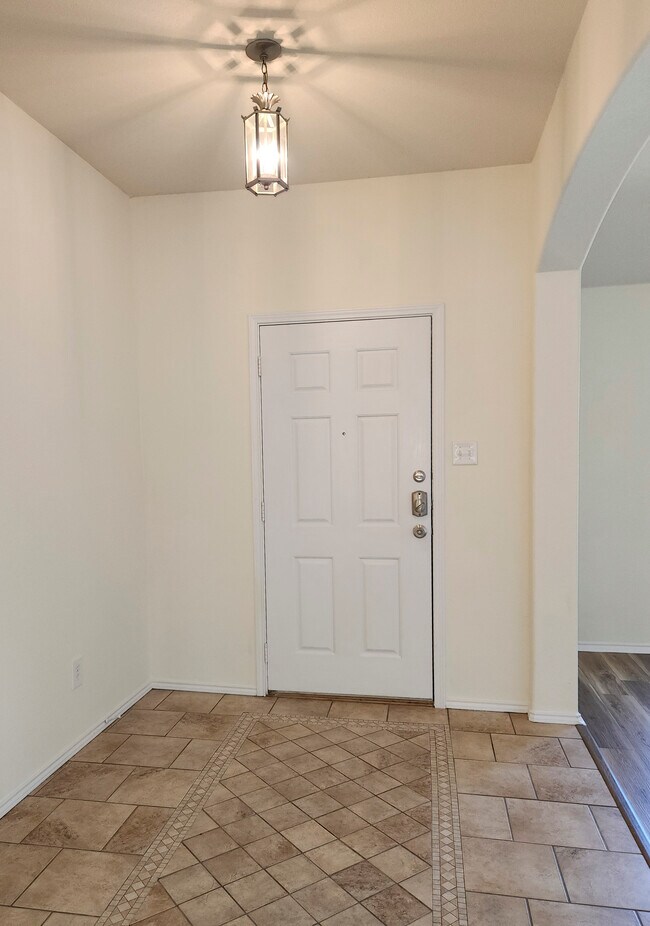 Building Photo - 5821 Thoroughbred Ct