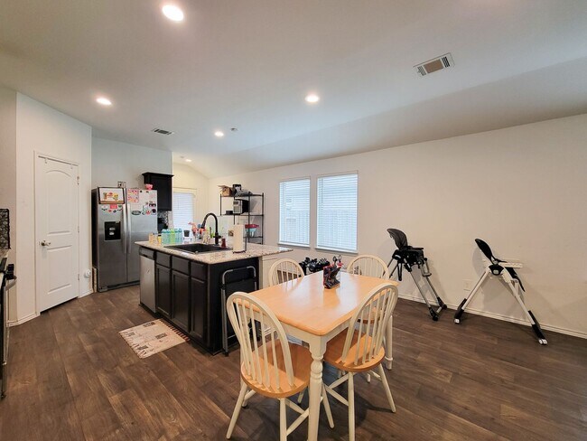 Foto del edificio - Welcome to your next home in the heart of Downtown Cleveland, Texas! This inviting 3-bedroom, 2-b...