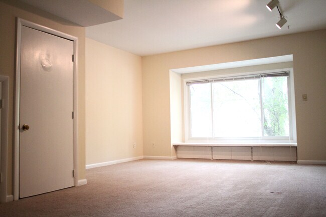 Foto del edificio - 2BR in Chancellor Square