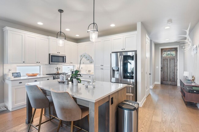 Building Photo - 3 Bed 2 Bath Fully Furnished-Single Level-...