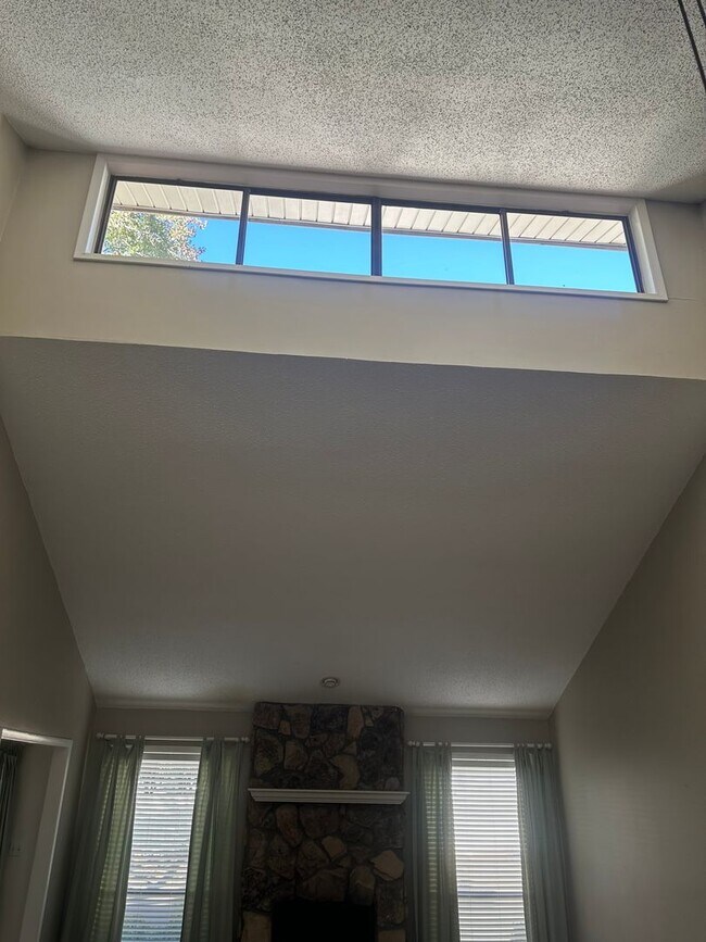Foto del edificio - Great 2 Bedroom Condo with Dedicated Parki...