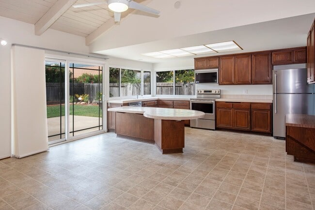 Building Photo - Spacious 4bd/2bth Home Available Now!