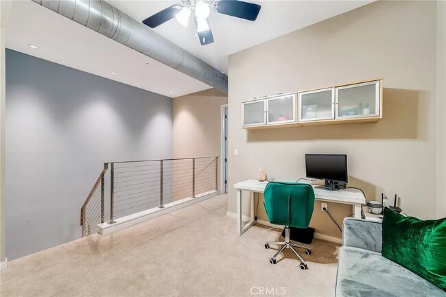 Bonus loft or office - 133 The Promenade N