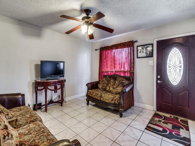 Foto del edificio - 1406 Ridgecrest Dr