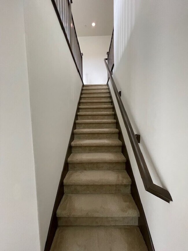 Building Photo - Newer Corner Unit 2000 sq feet in Bakers R...