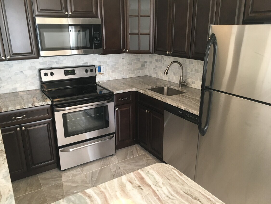 Foto principal - 121 Montgomery Ave