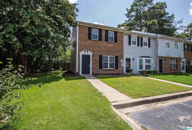 Building Photo - 1402 Applegate Dr