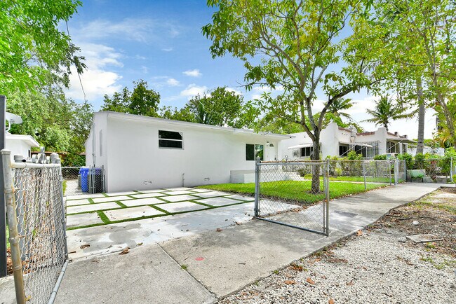 Building Photo - 168 NW 68th Ter