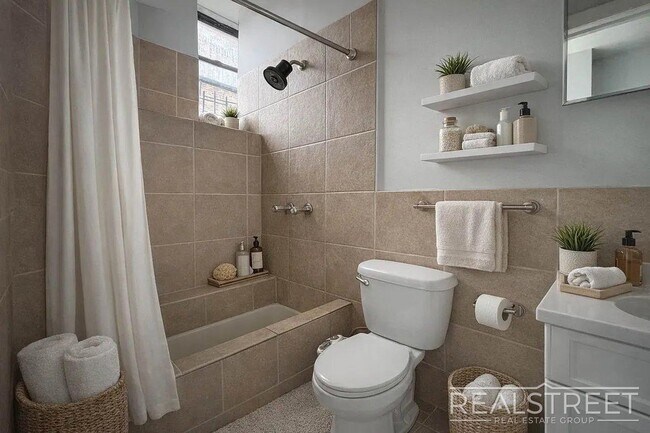 Foto del edificio - Spacious 1.5-Bedroom Penthouse Apartment in Prime Bushwick!