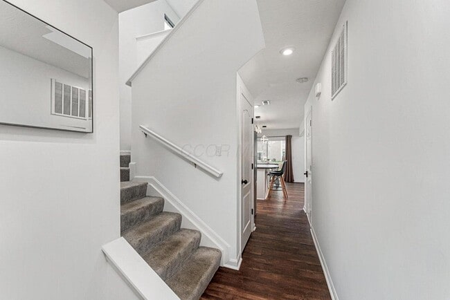 Building Photo - 7430 Sugarbark Dr