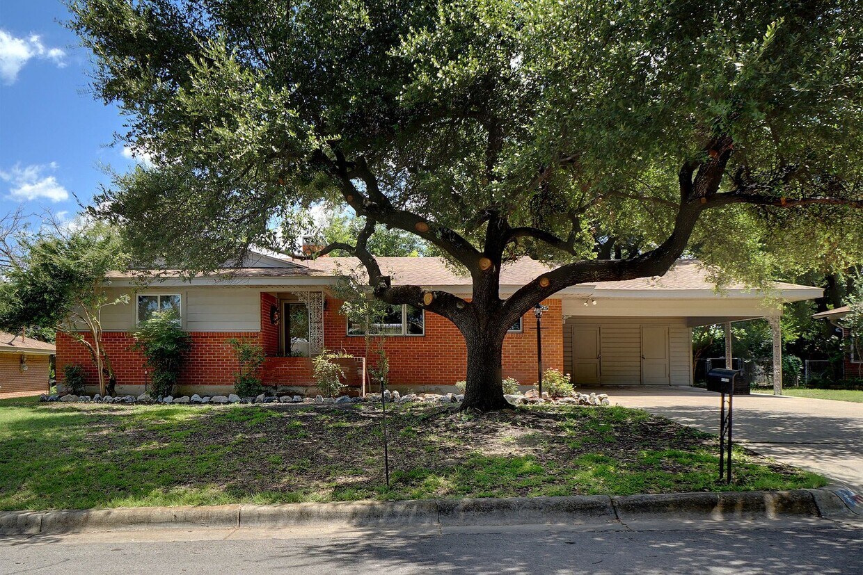 Primary Photo - Adorable Cottage