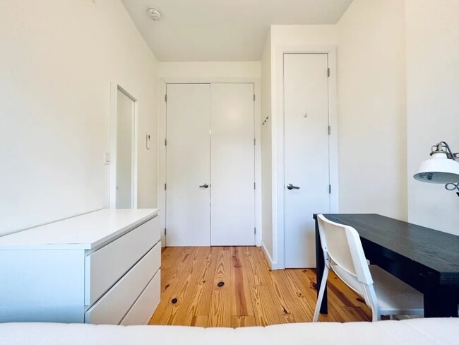 Foto del edificio - Furnished room/NOT APARTMENT