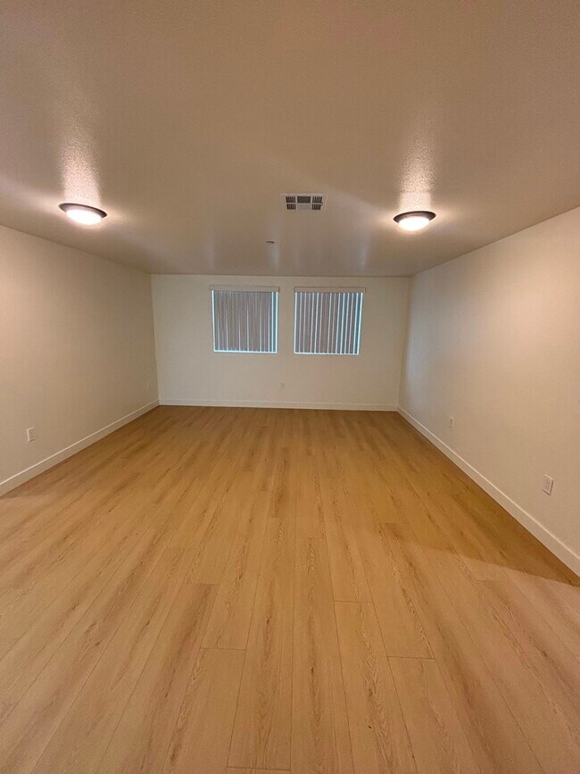 Foto del edificio - 6210 Brynhurst Ave
