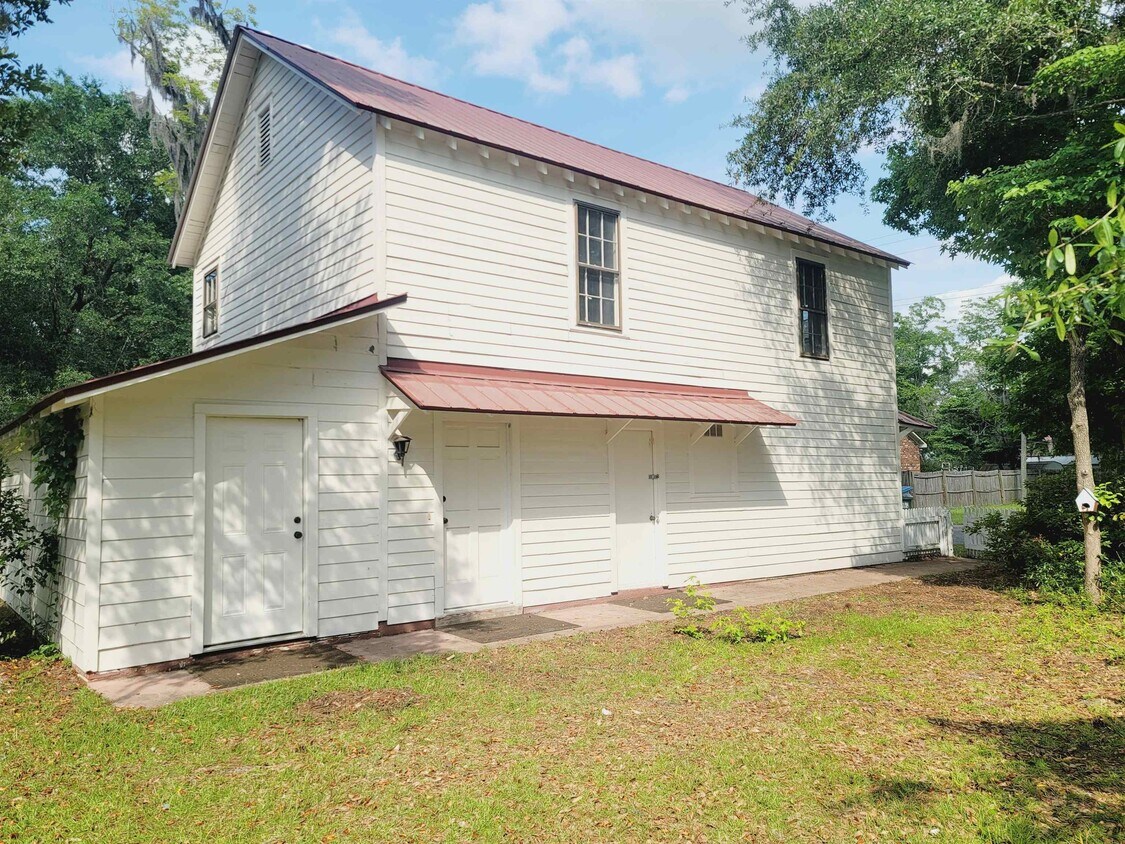 302 Jefferson St Unit B, Springfield, GA 31329 Room for Rent in