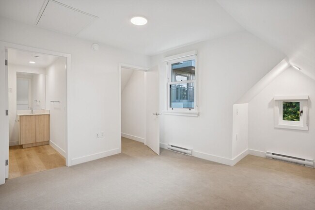Building Photo - Eastward