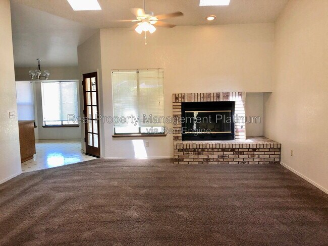 Foto del edificio - 6425 N Arthur Ave