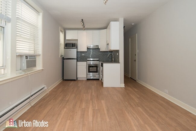 Building Photo - 535 W Belmont Ave