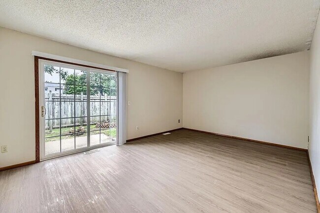Foto del edificio - 455 107th Ln NW