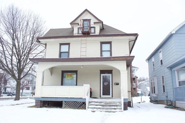Building Photo - 702 Iowa Ave