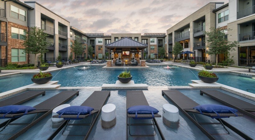 Foto principal - 11105 W Airport Blvd