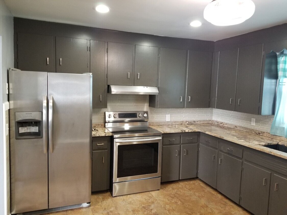Primary Photo - 3 Bedroom, 1 bath Home Near Norfolk Sr High