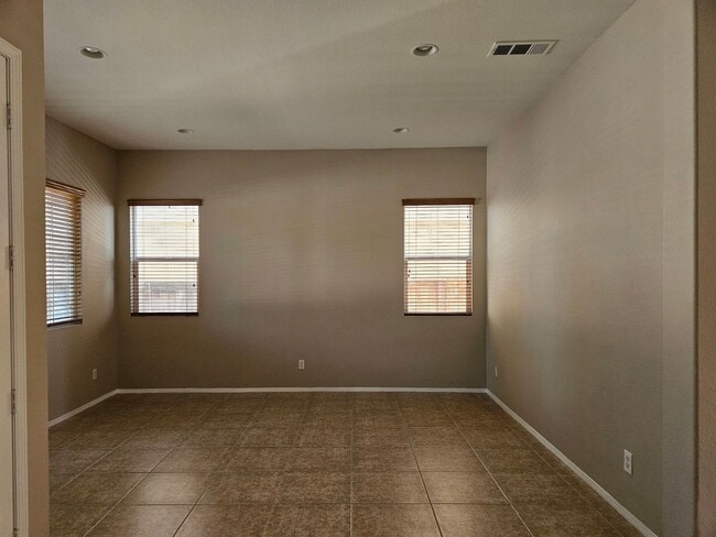 Building Photo - 5 BEDROOM OAK HILLS / HESPERIA HOME