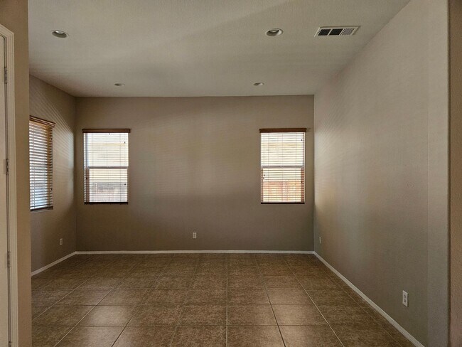 Foto del edificio - 5 BEDROOM OAK HILLS / HESPERIA HOME