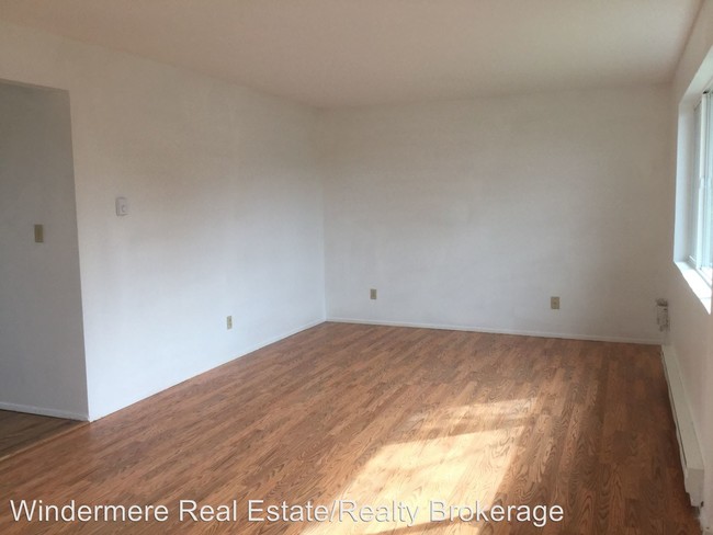Building Photo - 3 br, 1.5 bath House - 6110 Pebble Pl. #B