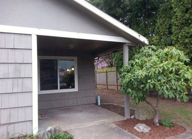 Building Photo - Large 2-bedroom house with large detached ...