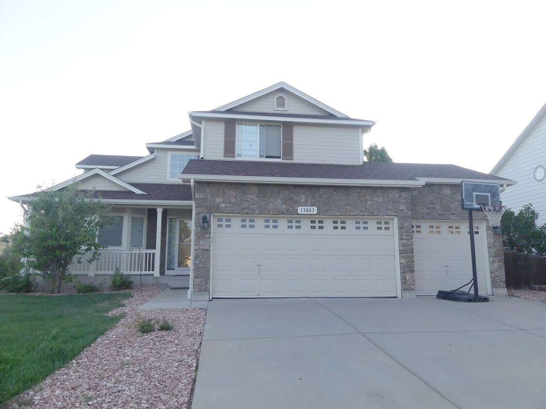 Foto principal - 5 bedrooms! 3 Car Garage! Fenced Backyard!