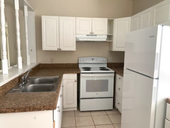 Building Photo - 2 Bed, Den, Fenced Yard, NEW Paint &amp; C...