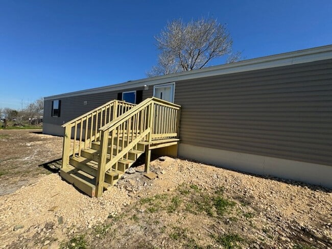 Building Photo - Move in June 10th 2025!! Beautiful 3 bedro...