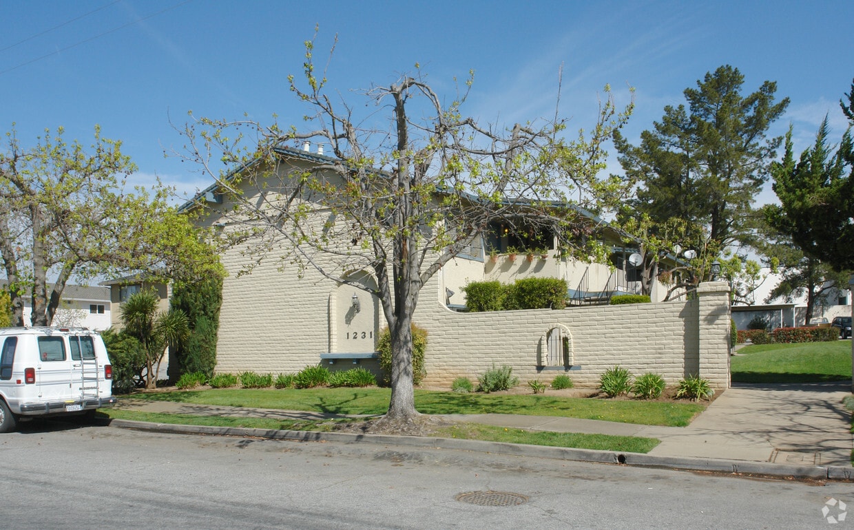 Building Photo - 1221-1231 Cypress Ct