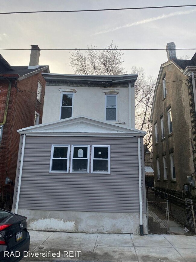 Building Photo - 3 br, 2.5 bath House - 30 E Meehan Ave