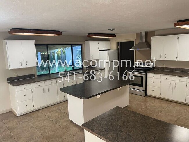 Building Photo - Geourgous 4 BD 2 BA Home in Eugene! Fenced...