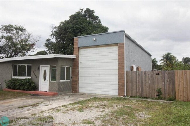 Building Photo - 1650 NE 44th St